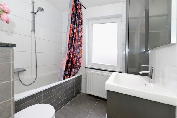 Foto - Te koop: Een goed geïsoleerde tussenwoning met onder meer een zonnige tuin op het zuiden, 3 slaapkamers, fijne badkamer, grote zolder(slaap)kamer, rustige tuin en een garage in Voerendaal.(Kunrade)